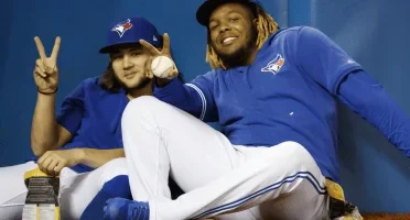 ¡Como un hermano mayor! Vladimir Guerrero Jr. le enseña a Bo Bichette cómo recibir la ovación de la fanaticada