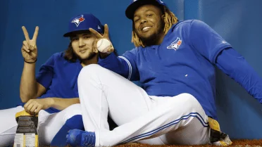 ¡Como un hermano mayor! Vladimir Guerrero Jr. le enseña a Bo Bichette cómo recibir la ovación de la fanaticada