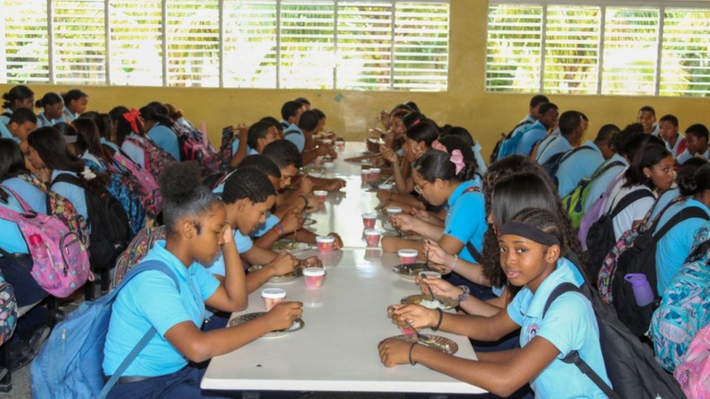 INABIE sirvió más de 230 millones de raciones de frutas durante el año escolar 2025-2026