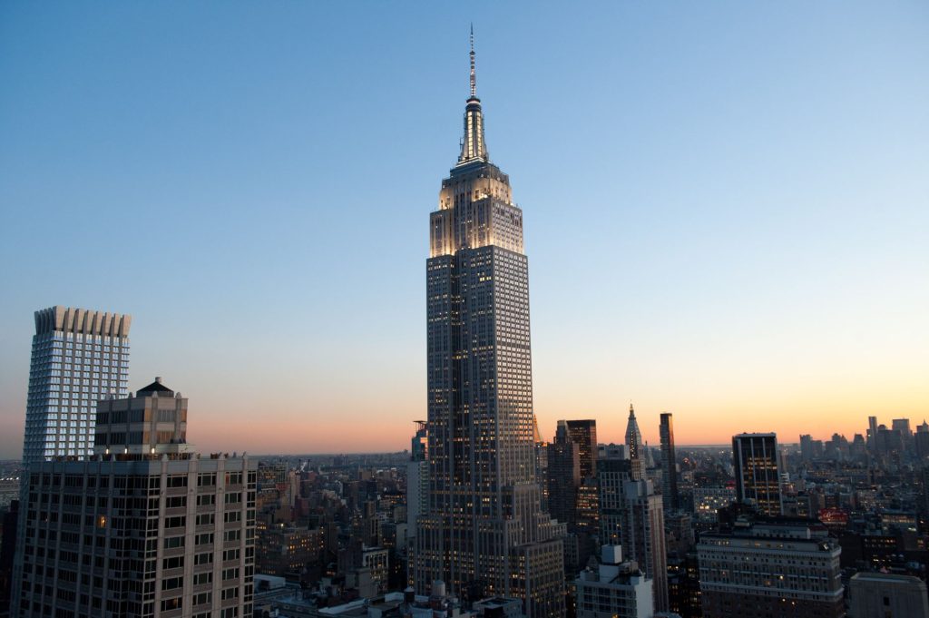 ¡Amor en la cima! Pareja sube el Empire State Building para protestar por la  paz y comprometerse