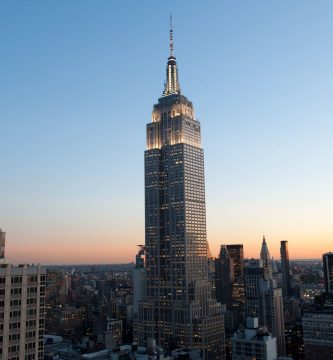 ¡Amor en la cima! Pareja sube el Empire State Building para protestar por la  paz y comprometerse