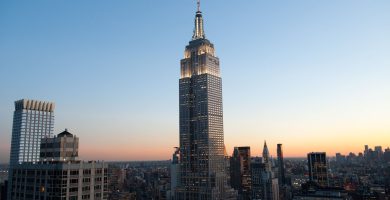 ¡Amor en la cima! Pareja sube el Empire State Building para protestar por la paz y comprometerse