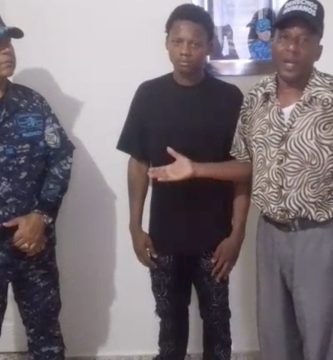Joven buscado por presuntos asaltos se entrega a la Policía en SDE
