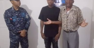 Joven buscado por presuntos asaltos se entrega a la Policía en SDE