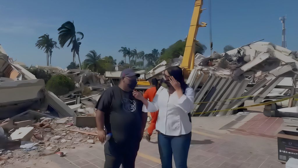 Entre los escombros, hombre mantiene esperanza de hallar vivos a familiares tras terremotos en Venezuela