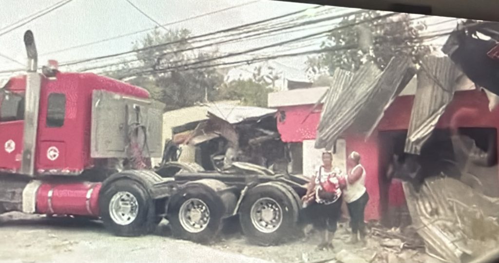 Patana pierde control y choca vivienda; chofer habría sufrido infarto en SPM