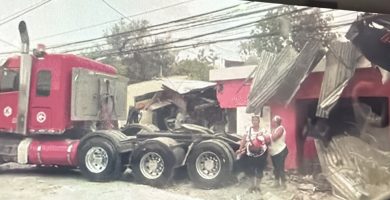 Patana pierde control y choca vivienda; chofer habría sufrido infarto en SPM