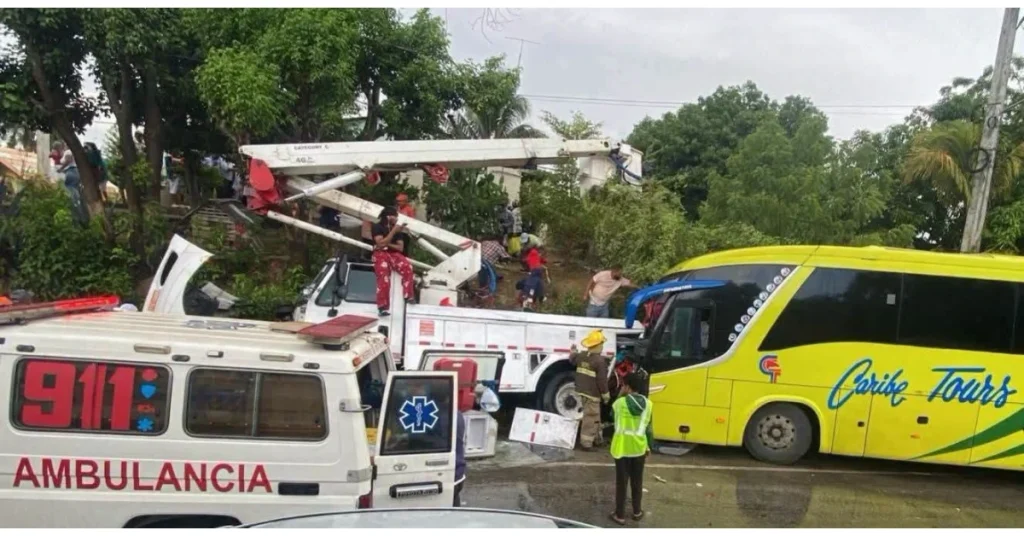 Reportan alarmante incidente entre autobus y grua de Edenorte en Navarrete