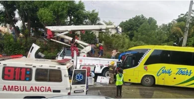 Reportan alarmante incidente entre autobus y grua de Edenorte en Navarrete