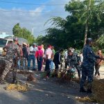 Paralizan tránsito en Vicente Noble por suspensión de trabajos de remozamiento