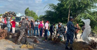 Paralizan tránsito en Vicente Noble por suspensión de trabajos de remozamiento