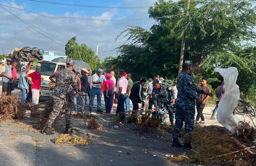 Paralizan tránsito en Vicente Noble por suspensión de trabajos de remozamiento