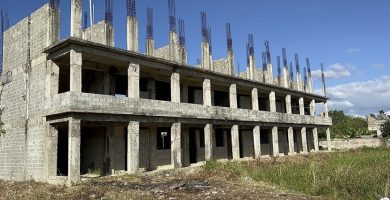 Residentes de Cancino Adentro exigen la terminación de una escuela