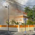Fuerte incendio afecta histórica Logia Restauración en Puerto Plata