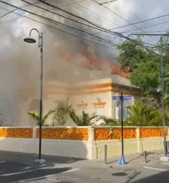 Fuerte incendio afecta histórica Logia Restauración en Puerto Plata
