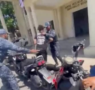 Policías agreden a un joven y a una mujer tras ser llevados a un destacamento en Santiago
