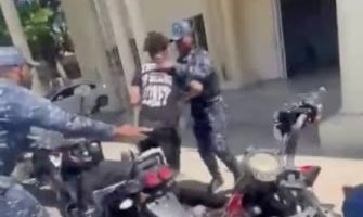 Policías agreden a un joven y a una mujer tras ser llevados a un destacamento en Santiago
