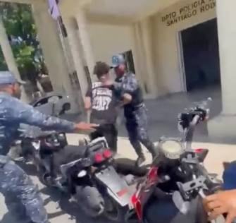 Policías agreden a un joven y a una mujer tras ser llevados a un destacamento en Santiago