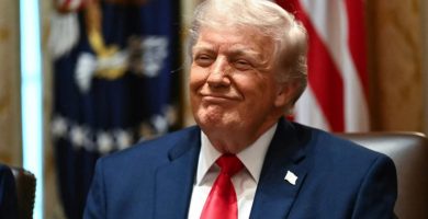 VIDEO: ¡La píldora mágica de Trump! Video hecho con IA muestra al presidente como médico ofreciendo pastilla para dejar de odiarlo