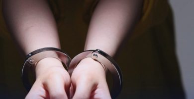Arrestan a mujer señalada de sedar y raptar a su esposo en medio de proceso de divorcio