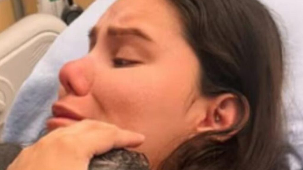Dio a luz sin darse cuenta tras quedarse dormida por la anestesia en el parto
