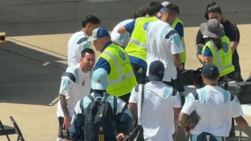 ¡No contuvo la risa! Messi se ríe de lo que llevaba el “Cuti” Romero en su equipaje