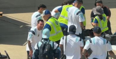 ¡No contuvo la risa! Messi se ríe de lo que llevaba el “Cuti” Romero en su equipaje