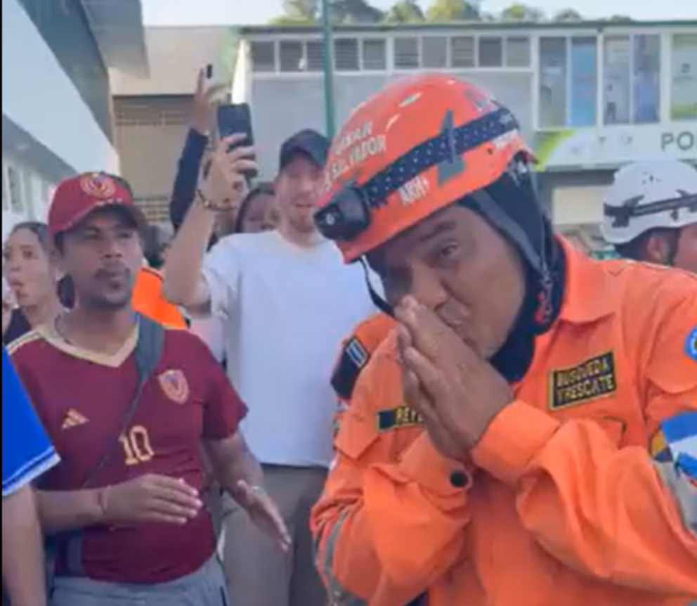 Rescatista es homenajeado por su cumpleaños durante la misión en Venezuela