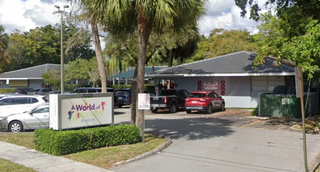 Niño de 2 años muere tras ser olvidado dentro de auto frente a guardería en Florida
