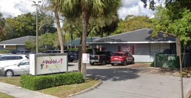 Niño de 2 años muere tras ser olvidado dentro de auto frente a guardería en Florida