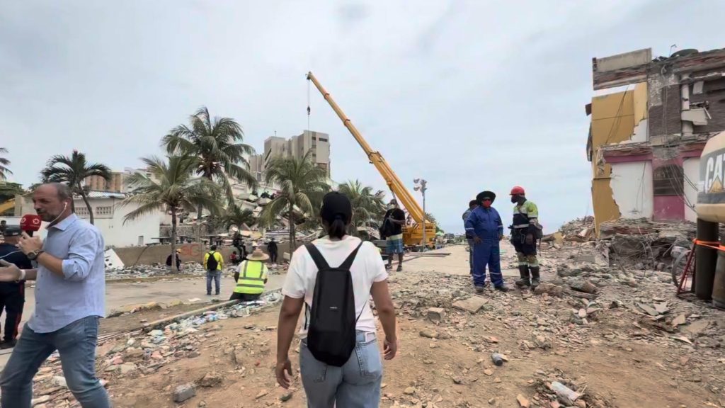 Esperanza entre los escombros: mujer logra comunicarse con su esposo desde edificio colapsado en La Guaira