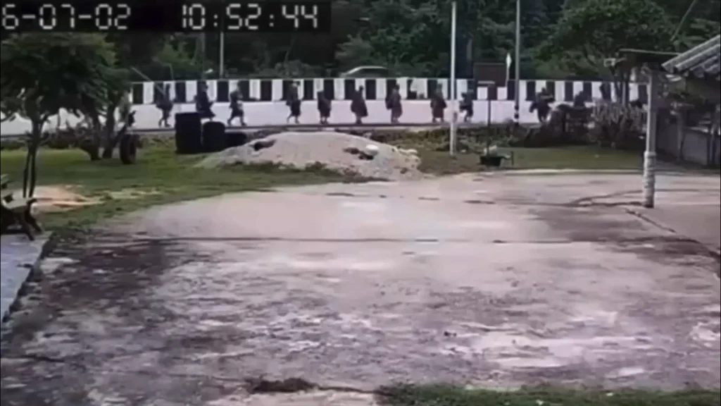 Niño atropella y mata a 10 monjes en Tailandia