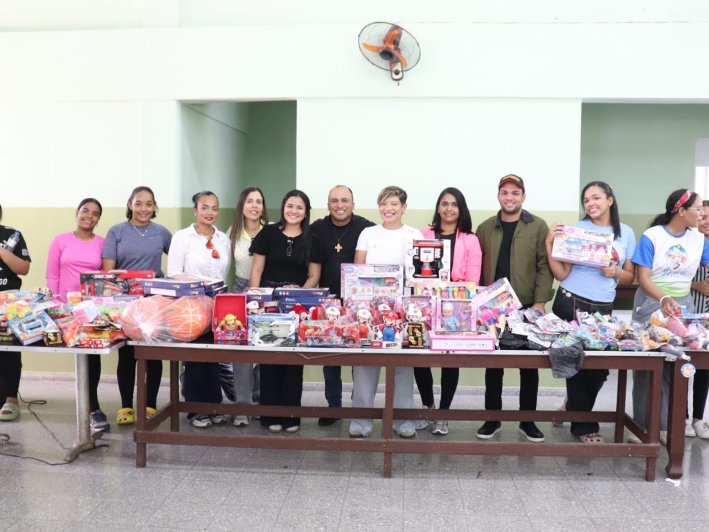 Jóvenes llevan alegría a niños con la entrega de más de 500 juguetes en La Vega