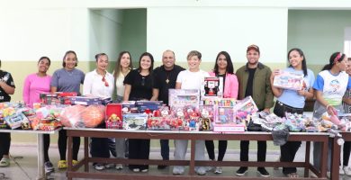 Jóvenes llevan alegría a niños con la entrega de más de 500 juguetes en La Vega