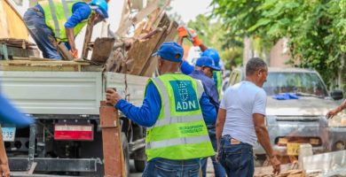 Retiran infraestructuras instaladas ilegalmente en aceras de Arroyo Hondo