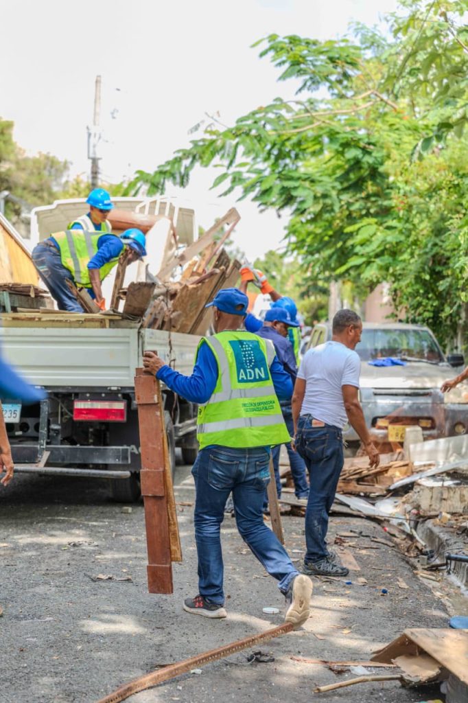 Retiran infraestructuras instaladas ilegalmente en aceras de Arroyo Hondo