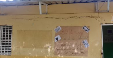 Grandes grietas ponen en riesgo escuela de San Luis; comunitarios exigen su demolición