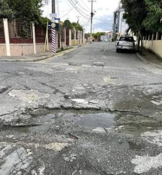 Moradores del barrio Casandra Damirón en Barahona piden acondicionamiento de calles, aceras y contenes