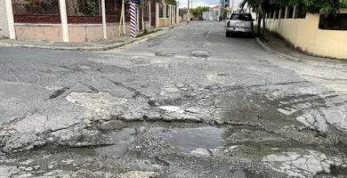 Moradores del barrio Casandra Damirón en Barahona piden acondicionamiento de calles, aceras y contenes