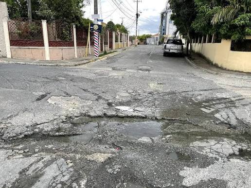 Moradores del barrio Casandra Damirón en Barahona piden acondicionamiento de calles, aceras y contenes