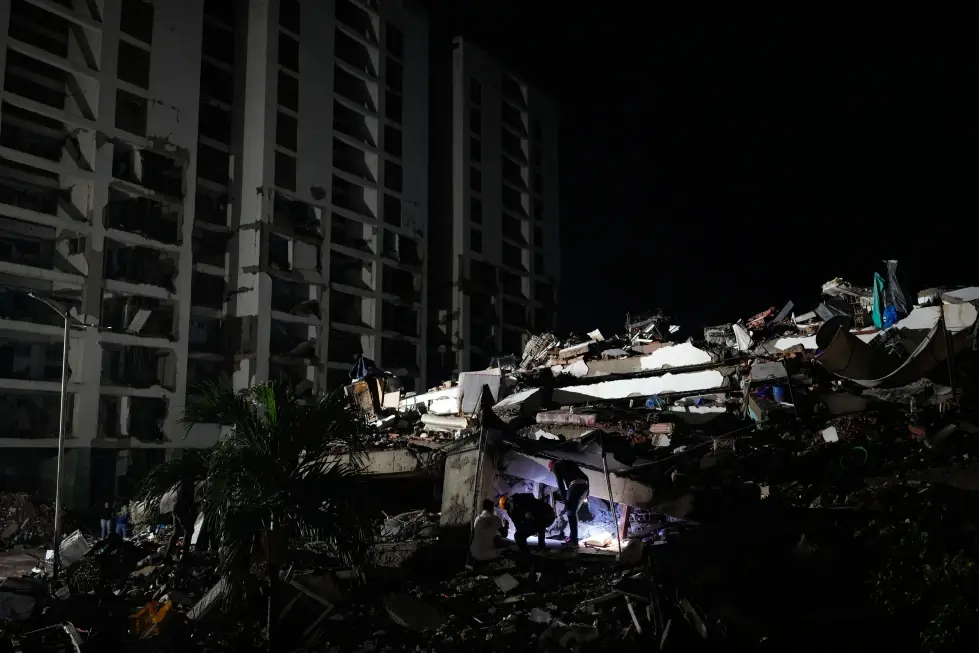 Familiares piden con urgencia una grúa tras detectar señal de vida en edificio Auro en Venezuela