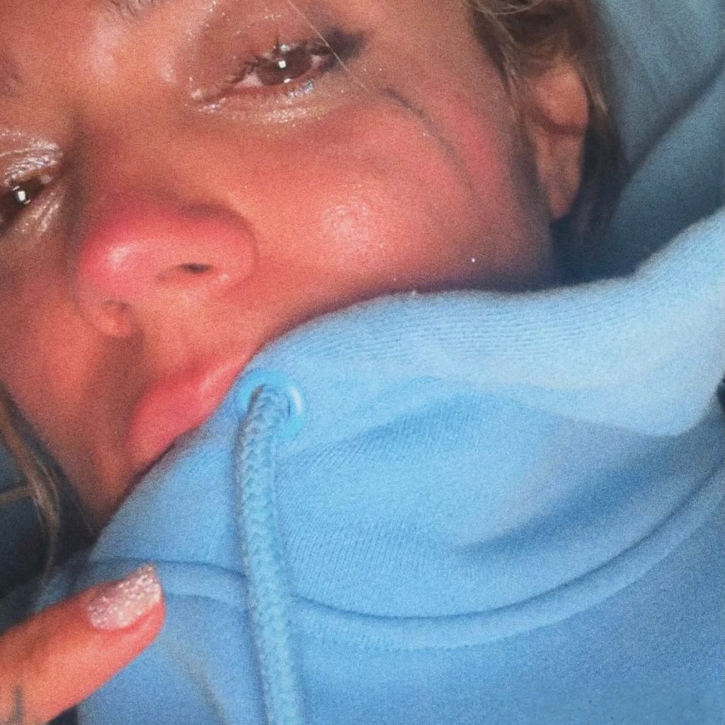 Entre lágrimas, Karol G anuncia que está lista para reencontrarse con sus fans
