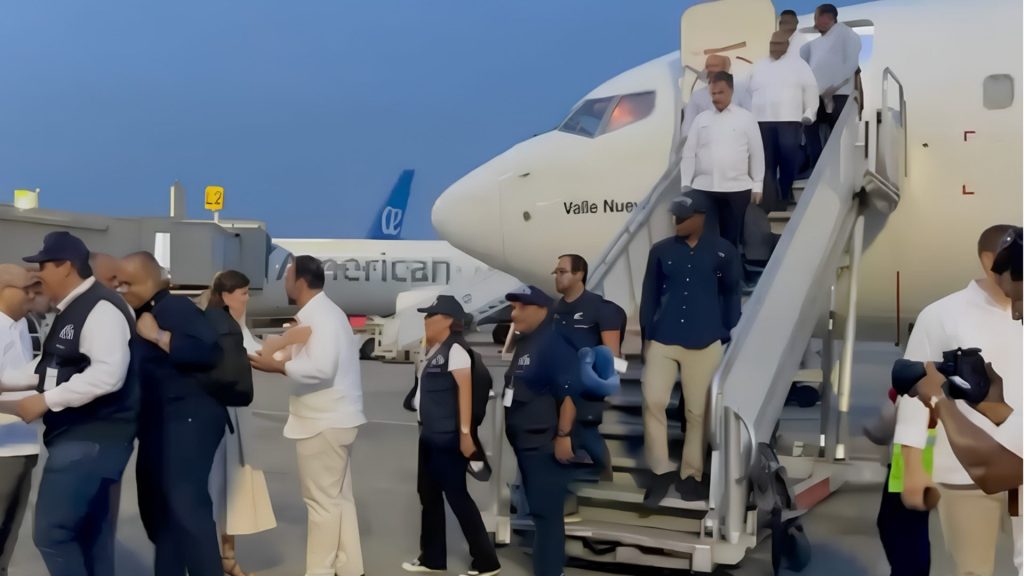 Llegan al país 84 personas desde Venezuela; entre ellas, 19 rescatistas dominicanos