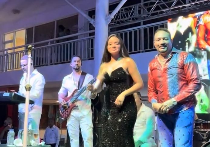 Frank Reyes presume el talento de su hija al interpretar uno de sus éxitos