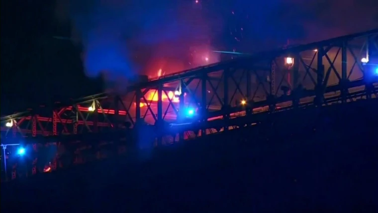 Reportan incendio en el Puente de Brooklyn durante celebración en Nueva York
