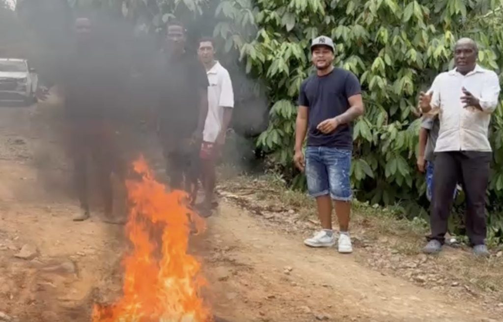 Residentes de Cotuí protestan y queman neumáticos por mal estado de carretera