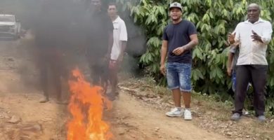 Residentes de Cotuí protestan y queman neumáticos por mal estado de carretera