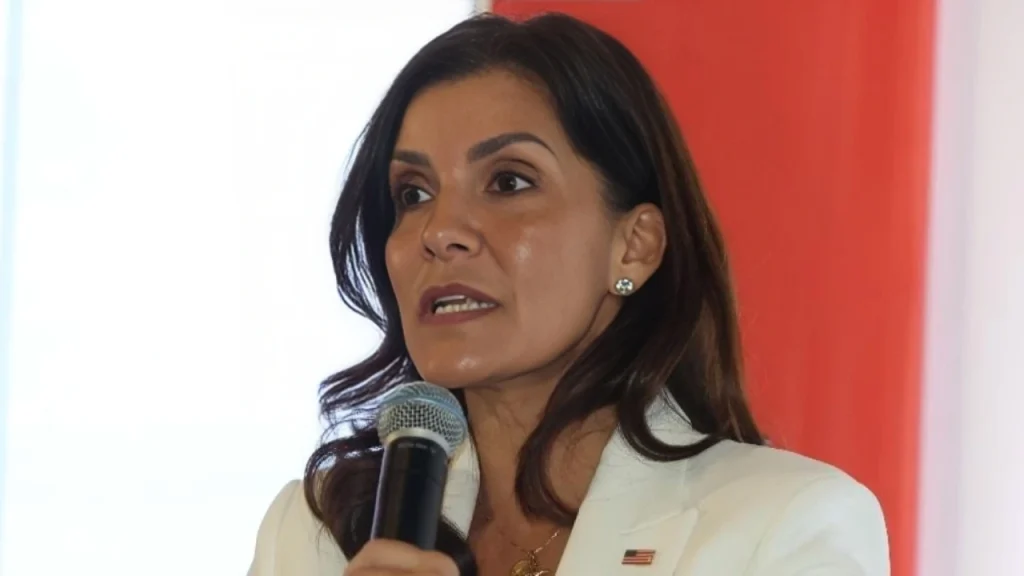 Embajadora de EE. UU. sorprende al bailar en Zona Colonial