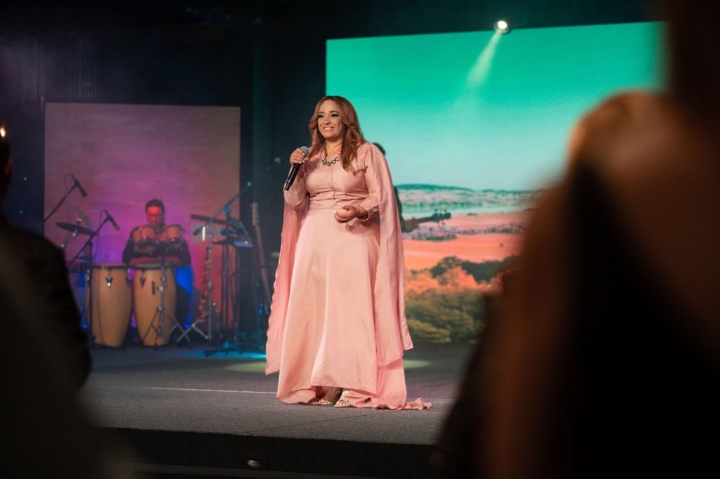 Evelyn Durán presenta “Gozo”, su nuevo tema musical con el que apuesta al merengue típico