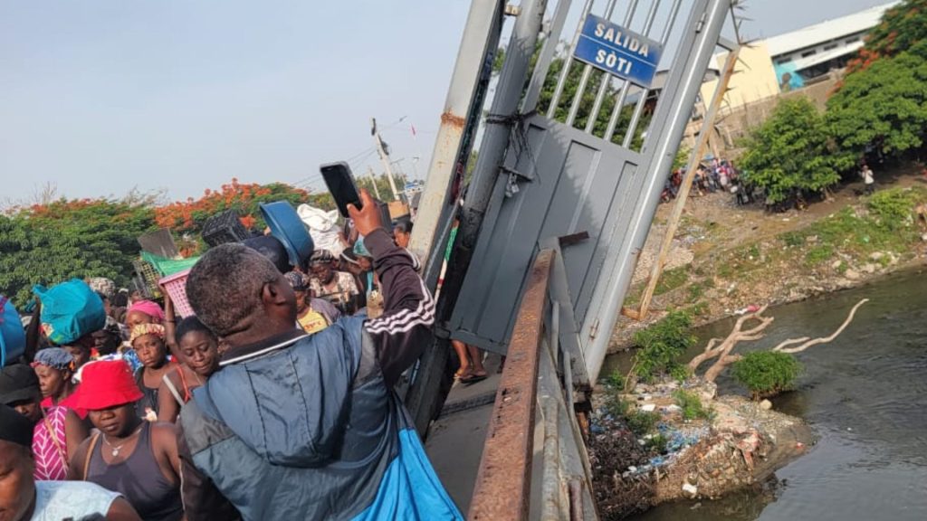 Colapsa puerta metálica del puente sobre río Masacre que conecta RD y Haití